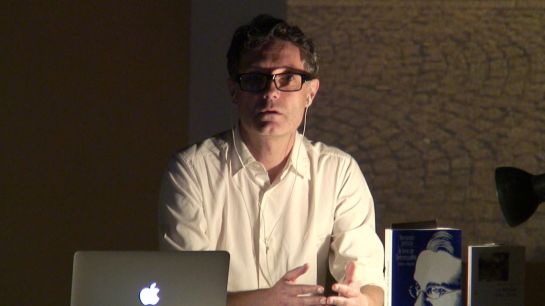 Christophe Pellet nella conferenza-performance “Pour une contemplation subversive”.